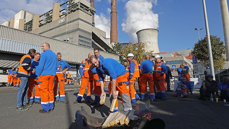 Mehr als 4000 Beschäftigte von RWE machten laut Gewerkschaft IG BCE bei den Protestaktionen mit.