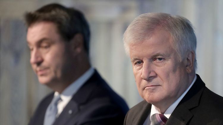 Markus Söder (links) und Horst Seehofer halten an ihren CSU-Posten fest.