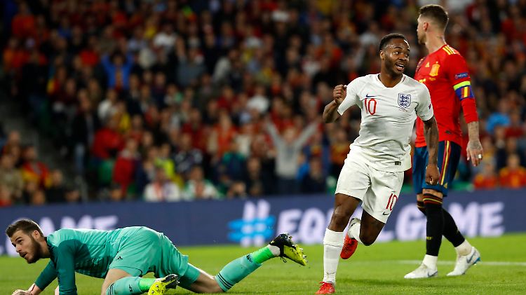 Englands Sterling feiert einen seiner beiden Treffer.