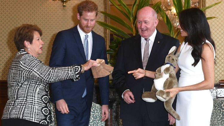 Hier ist das Babybäuchlein erstmals zu sehen: Prinz Harry und Herzogin Meghan zu Besuch bei Generalgouverneur Cosgrove.