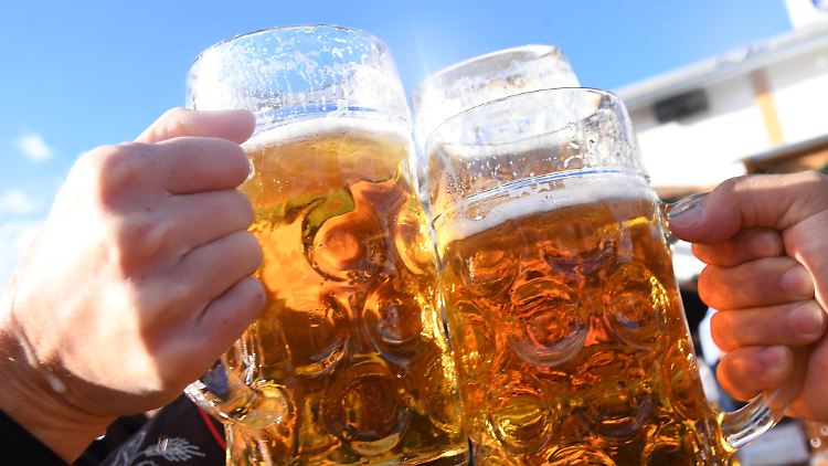 In Süddeutschland, allen voran in München, brummt die Wirtschaft - dort muss kaum jemand Hartz IV beziehen. Allerdings sind dort auch die Lebenshaltungskosten dank besonders hoher Mieten höher.