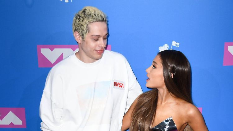 Eben noch verliebt, nun schon wieder getrennt. Pete Davidson und Ariana Grande teilen gerade ihren Hausstand auf. 