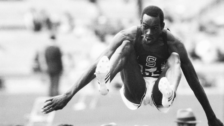Es dauerte sechs lange Sekunden. Sechs Sekunden, dann landete Bob Beamon am Rand der Weitsprunggrube.