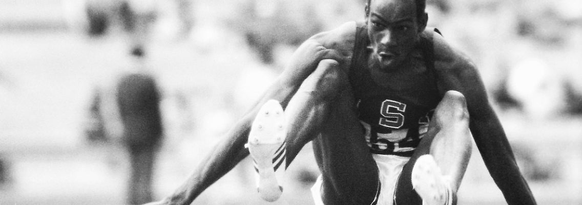Es dauerte sechs lange Sekunden. Sechs Sekunden, dann landete Bob Beamon am Rand der Weitsprunggrube.