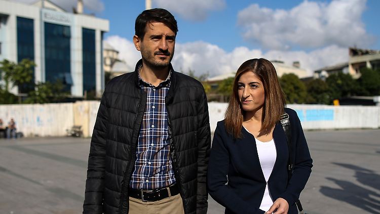 Suat Corlu und Mesale Tolu erschienen am Morgen gemeinsam vor dem Gericht in Istanbul.