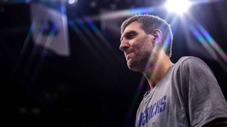 Dirk Nowitzki wird erst verspätet und dann mit neuer Rolle in seine 21. NBA-Saison starten.
