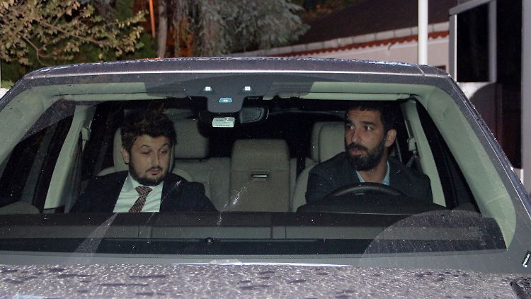 Der türkische Fußball-Nationalspieler Arda Turan (r.) mutiert seit seiner Rückkehr in die Türkei zum Skandalprofi.