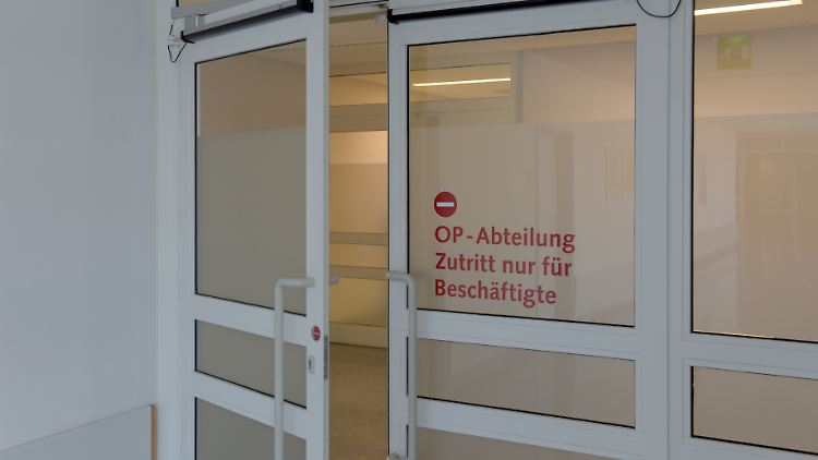 In der Donau-Ries Klinik soll ein Arzt bei Operationen Patienten infiziert haben.