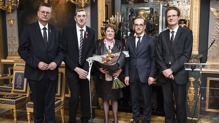 In Paris wurde Daniel Nivel (2.v.l.) das Bundesverdienstkreuz durch Außenminister Heiko Maas (2.v.r.) verliehen.