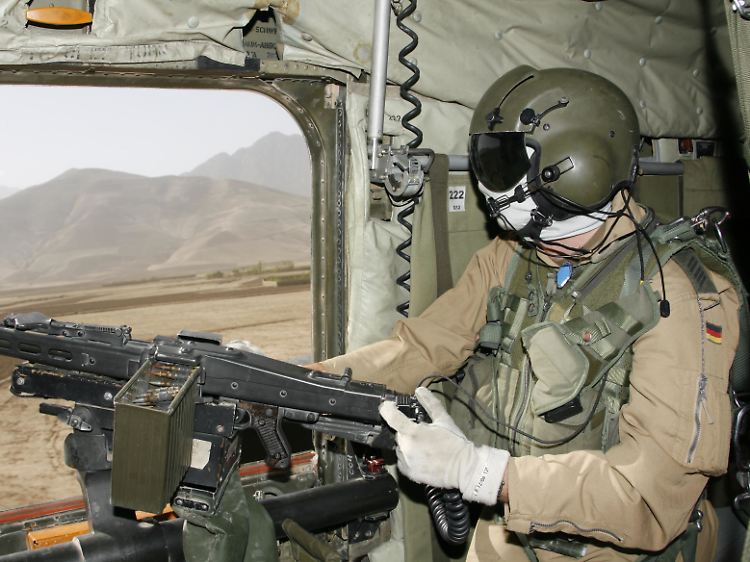 Gefährlicher Einsatz in Afghanistan: Die sogenannten Bordsicherungssoldaten bedienen als "Doorgunner" schwere Waffen an den Türen oder an der Heckrampe (Archivbild).