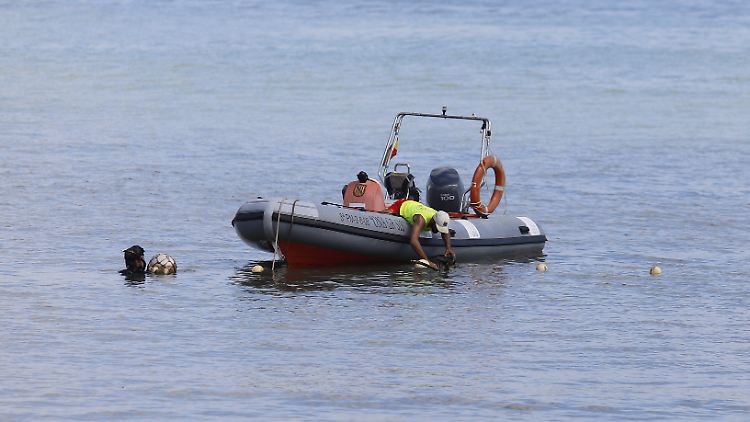 Zunächst vermuteten die Helfer, dass der vermisste Junge ins Meer hinausgespült wurde. 