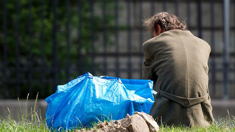 In Deutschland sind viele Menschen arm. Schätzungen zufolge sind etwa rund 860.000 Menschen wohnungslos.
