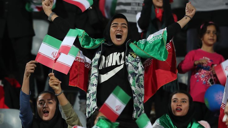 Unübersehbare Freude: Nach 37 Jahren durften im Iran erstmals ausgewählte Frauen in ein Fußballstadion. 