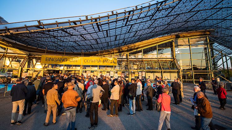 Gut 2500 Gläubiger erschienen persönlich in der Münchner Olympiahalle zur Versammlung.