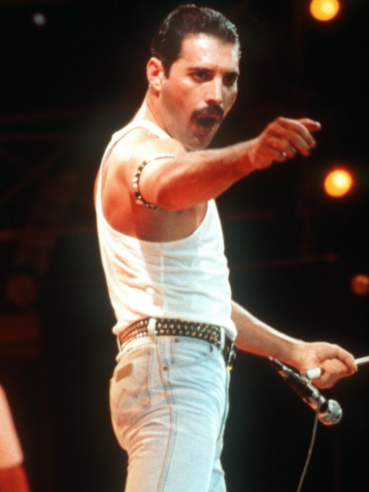 Aber das ist der echte: Freddie Mercury 1985 beim "Live Aid"-Auftritt in London.