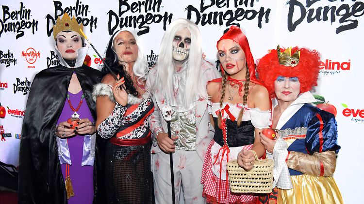 Familie Ochsenknecht feiert Halloween: Sohn Wilson Gonzales Ochsenknecht, Mama Natascha Ochsenknecht, ihr Freund Oliver Schumann, Tochter Cheyenne Savannah und Oma Bärbel Wierichs.