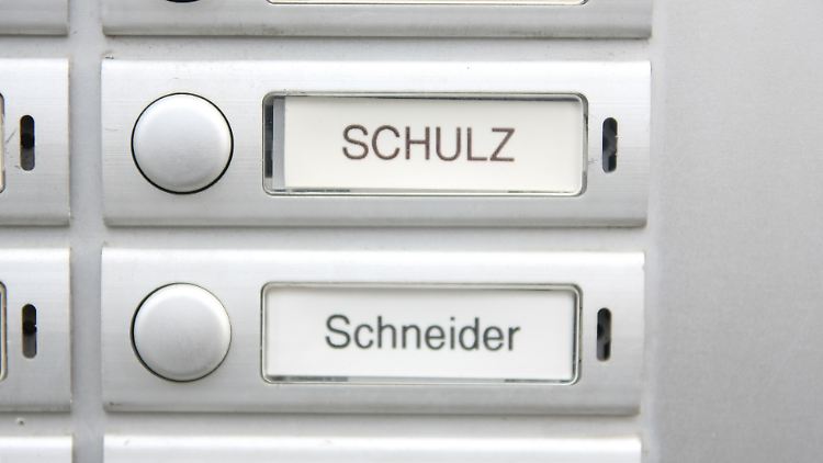 Rein rechtlich dürfen ausschließlich die Namen der Wohnungsbewohner auf Klingel und Briefkasten stehen.