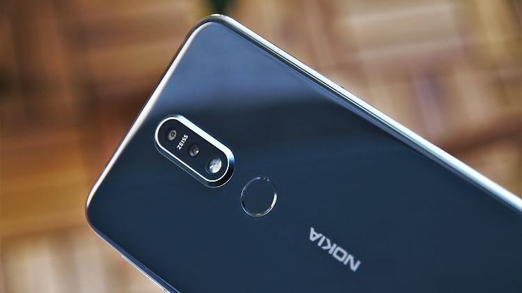 Das Nokia 7.1 hat einen Rücken aus Glas.