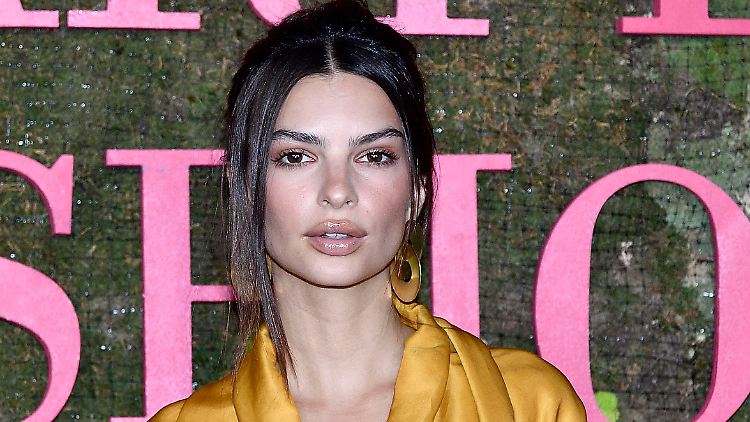 Emily Ratajkowski modelt für ihre eigene Bikini-Marke.