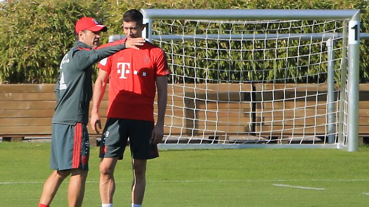 Bayern-Coach Niko Kovac im Training mit Sturmstar Robert Lewandowski. Vor allem im Angriff der Münchner haperte es zuletzt.