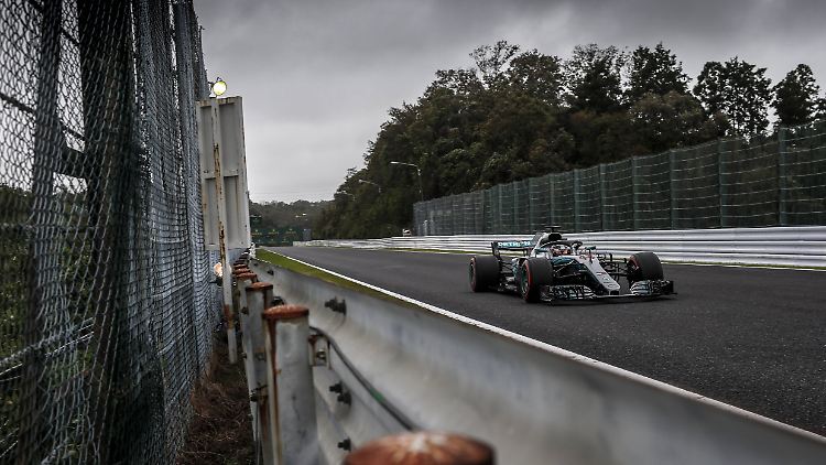 Weltmeister Lewis Hamilton hat erste Testfahrten für den F1-Saisonstart im Juli hingelegt.