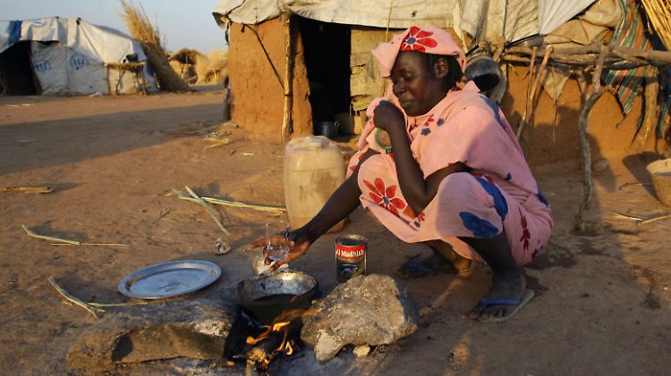 Eine Frau aus dem Tschad in einem Flüchtlingslager im Sudan. In Deutschland werden Flüchtlinge aus dem bitter armen, autoritär regierten Land nur selten anerkannt. 