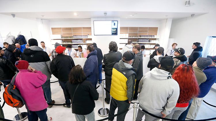 Lange Schlagen, leere Regale: In vielen Geschäften standen die Kunden vergeblich für Cannabis an. 