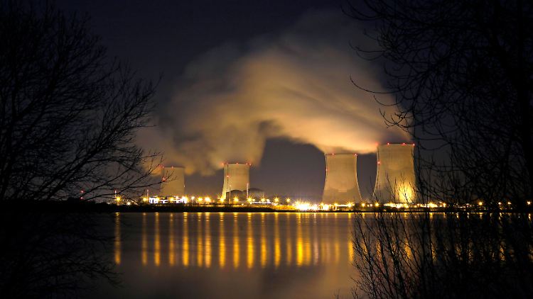 Nur zwölf Kilometer von der deutschen Grenze entfernt ragt die französische Kernenergieanlage Cattenom in den Himmel.