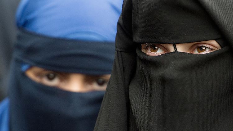 Frauen, die aus religiösen Beweggründen ihr Gesicht verschleiern, wären von dem Gesetz betroffen.
