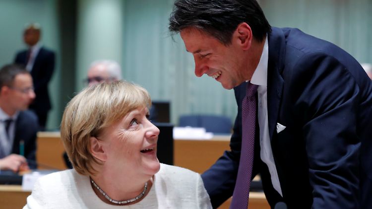 Ein bisschen verlegen schaut Angela Merkel drein.