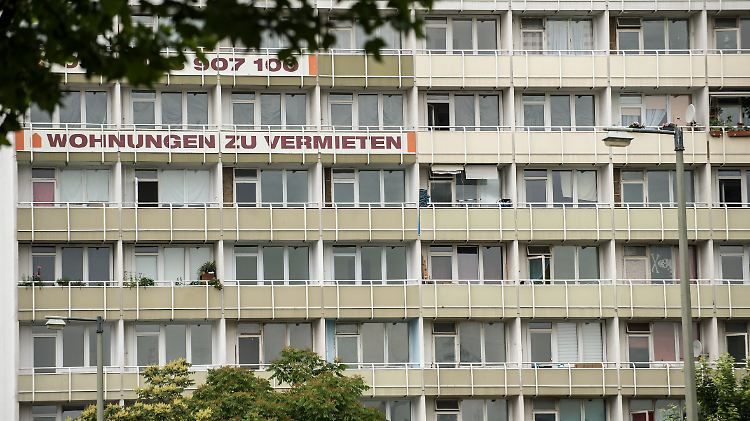 Das sogenannte "Herausmodernisieren", also das gezielte Vertreiben von Mietern durch Baumaßnahmen oder deren Ankündigung, soll nun mit der Verschärfung verhindert werden.