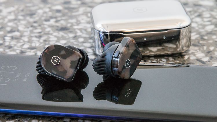 Die Master & Dynamic MW07 haben ein Ladecase aus Edelstahl.