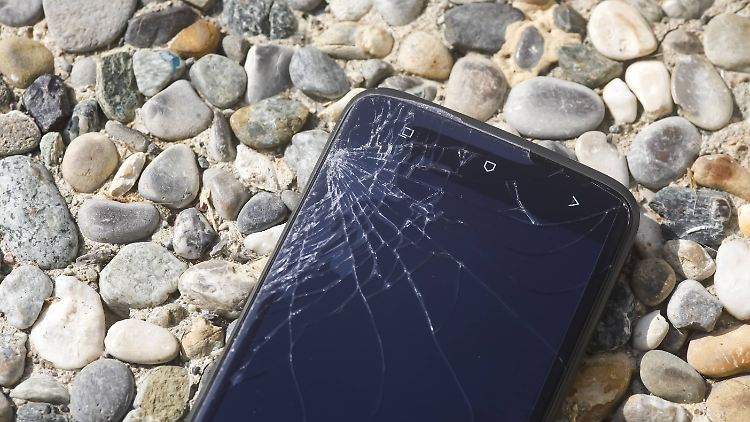 Auch wenn das Smartphone kaputt ist, kann man wichtige Daten vielleicht noch retten.