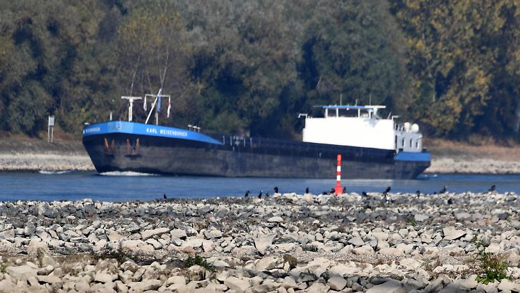 Niedrigwasser am Rhein bei Karlsruhe.