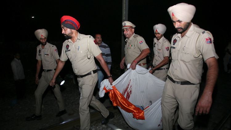 Bei einem Zugunglück in Indien sind mindestens 60 Menschen ums Leben gekommen.
