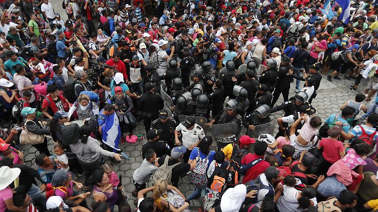 An der mexikanischen Grenze kommt es zwischen Migranten und der Polizei zu gefährlichen Annäherungen.