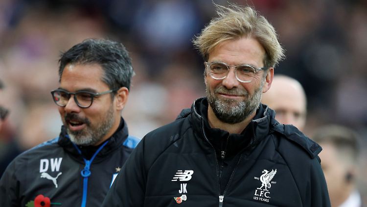 Jürgen Klopp (r.) gastiert heute mit dem FC Liverpool bei Huddersfield Town, dem Klub seines Trauzeugen und langjährigen Freundes David Wagner (l.).