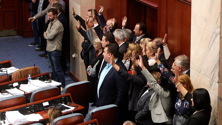 Mitglieder der Opposition VMRO-DPMNE heben bei der Abstimmung über den Vorschlag für einen Verfassungsänderungsantrag die Hand.