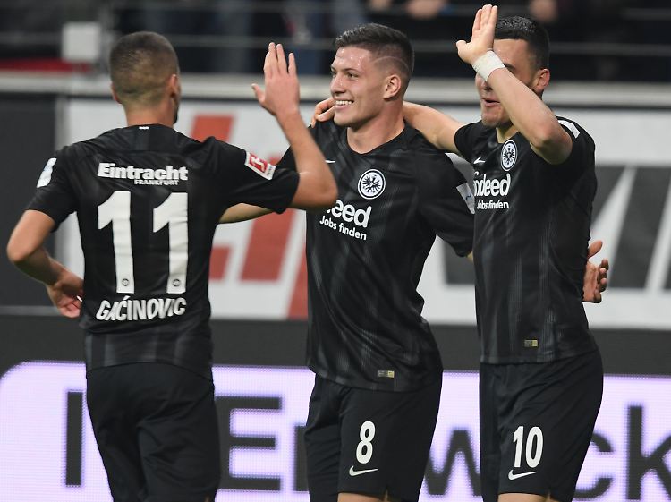 Luka Jovic (m.) von Eintracht Frankfurt ist bereits der 14. Profi mit Fünferpack in der Fußball-Bundesliga.