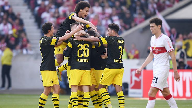 Während die Dortmunder um Axel Witsel (o.) feiern, stapft der Stuttgarter Weltmeister Benjamin Pavard bedröppelt von dannen.