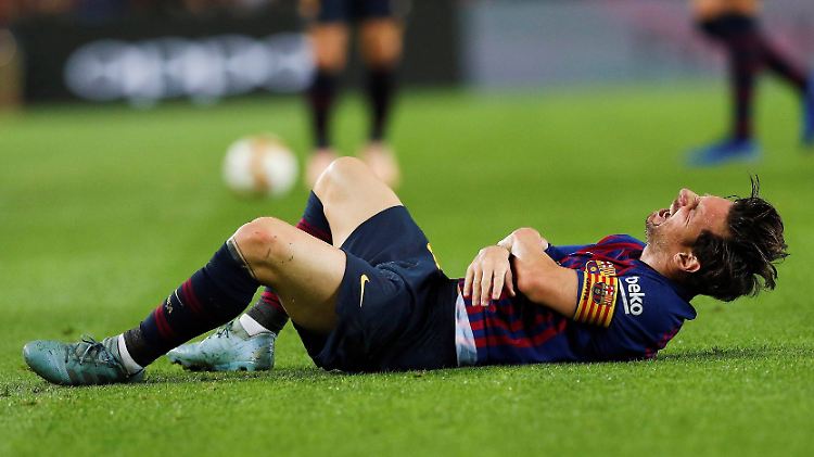 Messi am Boden: Der Stürmerstar brach sich den Unterarm, nächste Woche kann er nicht gegen den Erzrivalen Real Madrid auflaufen.