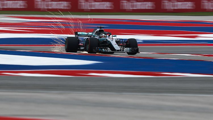 Lewis Hamilton auf dem Weg zu seiner nächsten Pole  Position.