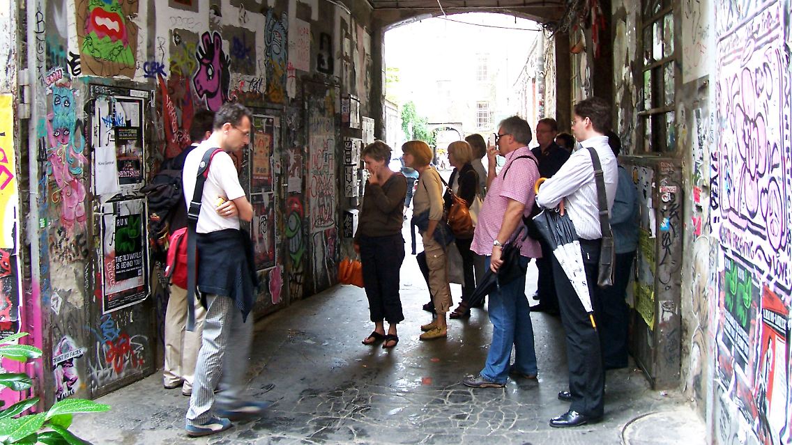 Kunst oder Schmiererei? Auf Führungen durch Galerien und Hinterhöfe werden Besucher in die lebendige Kunstszene Berlins eingeführt.