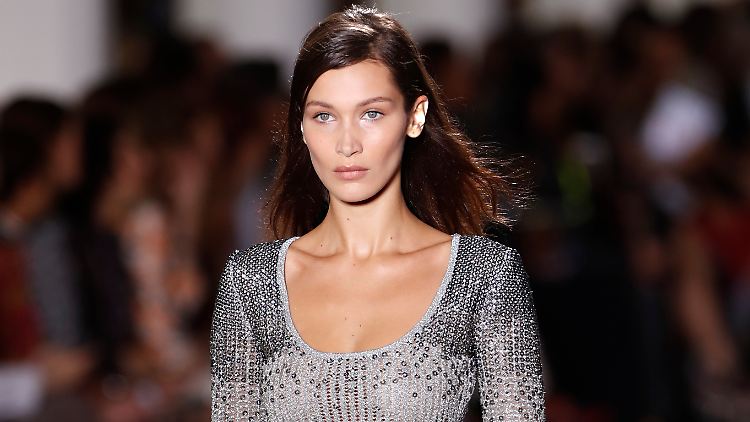 Bella Hadid macht Urlaub. Die freie Zeit verbringt sie am Strand.