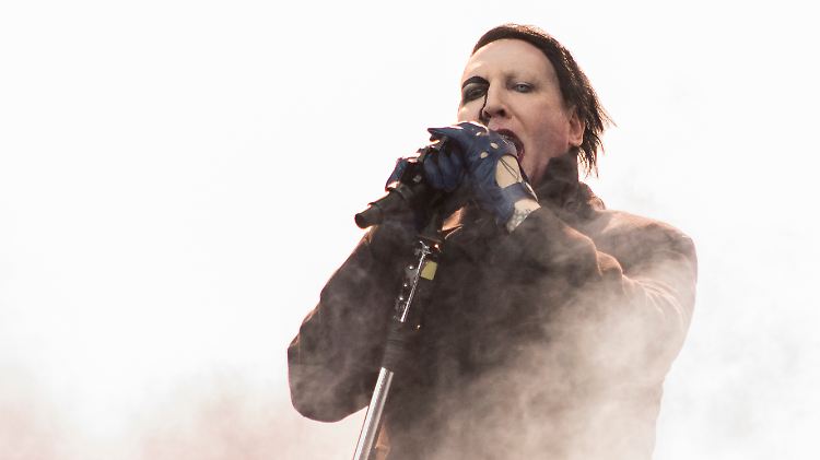 Marilyn Manson kreiert intime Momente mit seinen Fans - jedenfalls so etwas in der Art. 