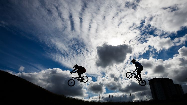 Mit einem Radlader wollten zwei Jungen ihren BMX-Platz verbessern.
