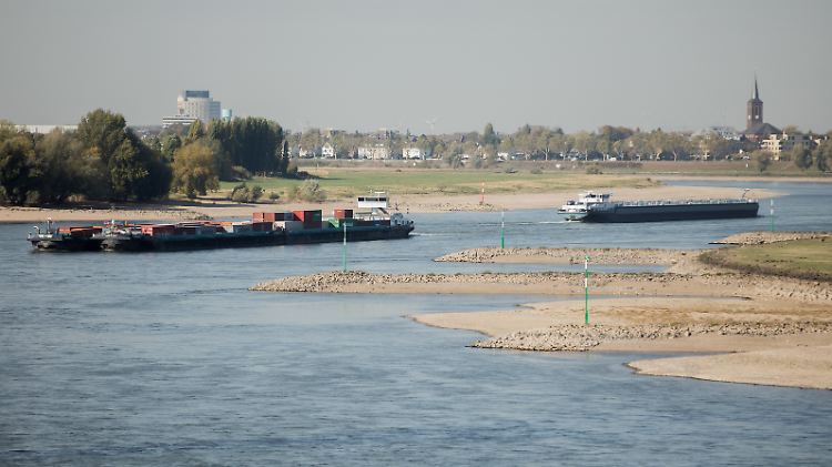 Die niedrigen Pegel sind vor allem für die Binnenschifffahrt eine Herausforderung.