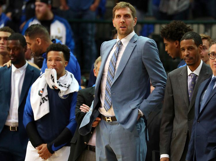 Dirk Nowitzki verfolgte die Doncic-Gala auf der Bank, er fällt noch bis November verletzt aus.