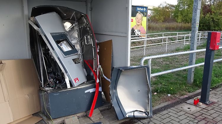 Der zerstörte Ticketautomat in Halle-Südstadt.