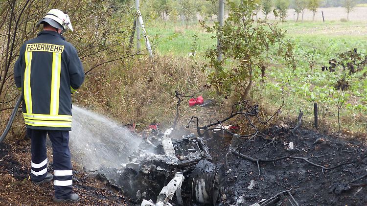 Nachdem die Flammen gelöscht sind, ist von dem Ferrari nicht mehr viel übrig.